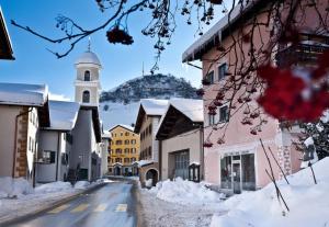 una calle nevada en un pequeño pueblo con una iglesia en Curtinfess Franklin en Bivio