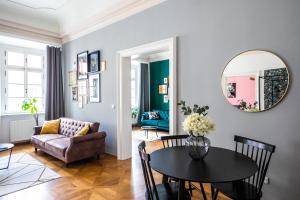 Posezení v ubytování New Stylish 3 Suites Bedrooms Apt in Mala Strana - N2nd