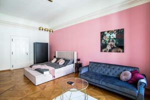 Posezení v ubytování New Stylish 3 Suites Bedrooms Apt in Mala Strana - N2nd