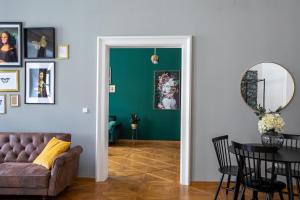 Posezení v ubytování New Stylish 3 Suites Bedrooms Apt in Mala Strana - N2nd