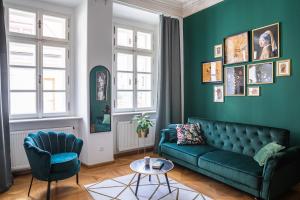 Posezení v ubytování New Stylish 3 Suites Bedrooms Apt in Mala Strana - N2nd