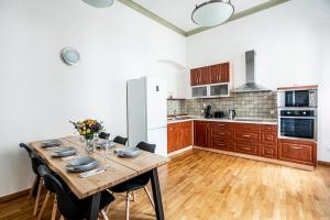 Kuchyň nebo kuchyňský kout v ubytování New Stylish 3 Suites Bedrooms Apt in Mala Strana - N2nd