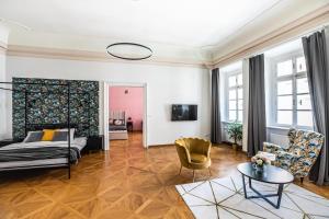 Sala de estar con cama y mesa en New Stylish 3 Suites Bedrooms Apt in Mala Strana - N2nd, en Praga