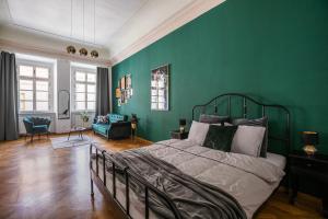Postel nebo postele na pokoji v ubytování New Stylish 3 Suites Bedrooms Apt in Mala Strana - N2nd