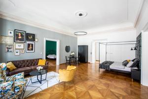 Posezení v ubytování New Stylish 3 Suites Bedrooms Apt in Mala Strana - N2nd