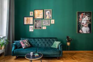 Posezení v ubytování New Stylish 3 Suites Bedrooms Apt in Mala Strana - N2nd