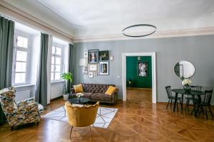 Posezení v ubytování New Stylish 3 Suites Bedrooms Apt in Mala Strana - N2nd