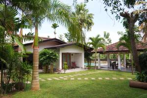 una casa con palmeras en el patio en The Secret Guesthouse, en Mirissa