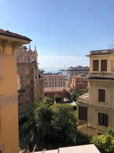 uitzicht op een stad met gebouwen en bomen bij La Casa dell’Artista in La Spezia