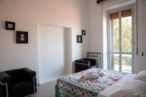 - une chambre avec un lit et une fenêtre dans l'établissement La Casa dell’Artista, à La Spezia