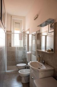 La salle de bains est pourvue de toilettes, d'un lavabo et d'une douche. dans l'établissement La Casa dell’Artista, à La Spezia