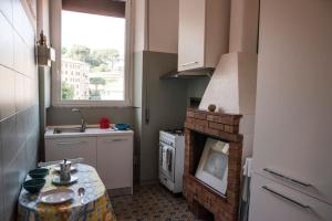 - une cuisine avec une cheminée en briques et un évier dans l'établissement La Casa dell’Artista, à La Spezia
