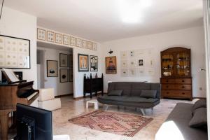 - un salon avec un canapé et une télévision dans l'établissement La Casa dell’Artista, à La Spezia