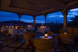 ein Restaurant mit Tischen und Stühlen und Aussicht in der Unterkunft Spice Palace Hotel in Zanzibar City