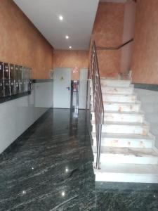 una escalera en un edificio con escalera en Los Coucheiros, en Negreira