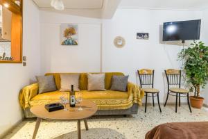 sala de estar con sofá y mesa en Loutraki Beach & Casino Condo en Loutraki