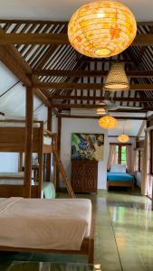 1 dormitorio con 2 literas y 2 luces en Khayangan Resort Yogyakarta, en Balong
