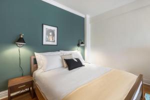 Tempat tidur dalam kamar di WVillage Studio wDoorman nr subway NYC-239