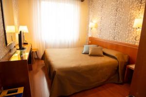 ein Hotelzimmer mit einem Bett und einem Fenster in der Unterkunft eco Hotel Milano & BioRiso Restaurant in Mailand