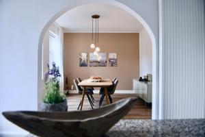 una sala da pranzo con tavolo e ciotola al centro di Villa Aix a Kerkrade