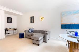 a living room with a couch and a table at Fabulous Westminster Flat in London