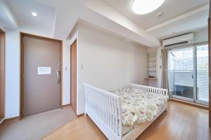 - une chambre avec un lit et une fenêtre dans l'établissement Yuzuki Dome Osaka Kujo, à Osaka