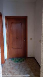 a room with a wooden door and a tile floor at Casa al mare Santo Stefano al Mare in Santo Stefano al Mare