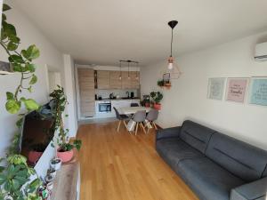 ein Wohnzimmer mit einem Sofa und einem Tisch in der Unterkunft Lucy Apartment Split in Split