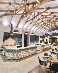 uma grande cozinha com mesas e cadeiras num edifício em Ballito Hills - Ocean View, Queen Bed & Free Wi-Fi em Durban
