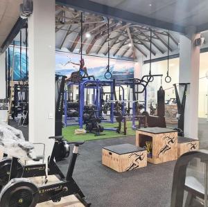 einen Fitnessraum mit einem Fitnesscenter mit Geräten in der Unterkunft Ballito Hills - Ocean View, Queen Bed & Free Wi-Fi in Durban