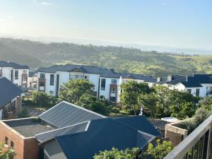 Blick auf ein Wohnviertel mit Häusern in der Unterkunft Ballito Hills - Ocean View, Queen Bed & Free Wi-Fi in Durban
