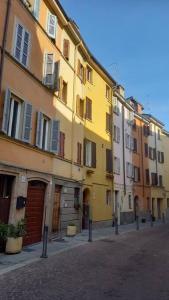 een rij gebouwen in een straat in een stad bij La Plume in Parma