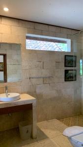 baño con lavabo y ventana en Khayangan Resort Yogyakarta, en Balong