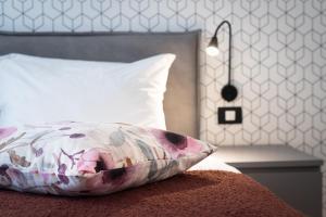 almohada sentada en una cama en un dormitorio en Marina Portoroz - Ammonite Apartment by Locap Group, en Portorož