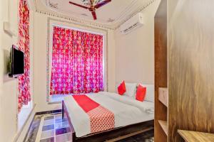 En eller flere senge i et værelse på OYO Flagship 77120 Hotel Achrol Haveli Sukher