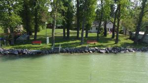 Peisaj natural din apropierea acestui camping