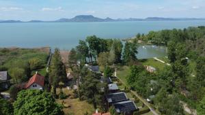 Peisaj natural din apropierea acestui camping
