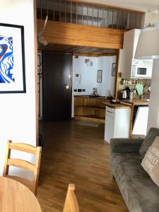 Η κουζίνα ή μικρή κουζίνα στο White Attic +7 φωτογραφίες