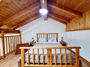 una camera da letto con un grande letto e soffitti in legno di Appartamento Adamello 12 a Pinzolo