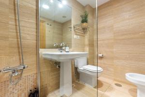 ein Badezimmer mit Waschbecken, Toilette und Dusche in der Unterkunft vistas panóramicas Calle Larios in Málaga + 22 Fotos
