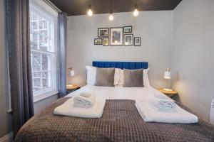 Un dormitorio con una cama grande con dos toallas encima. en Spurriergate Apartments- In the heart of the city centre, en York