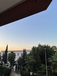 - une vue sur un bâtiment avec des arbres devant lui dans l'établissement Studio de luxe, en plein centre de Casablanca, à Casablanca