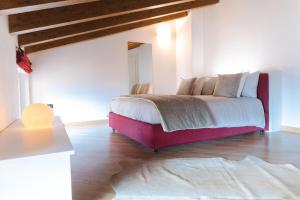 um quarto com uma cama grande num quarto em Casa Celeste em Clusone