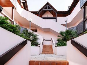 a staircase leading up to a building with plants at Studio cabine à Carnac: 24m², proche plage/commerces, parking, balcon sud, petit animal ok - FR-1-477-108 in Carnac
