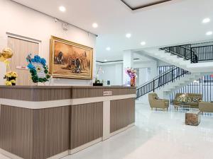 um átrio com balcão de recepção e escadas em Hotel 168 Salatiga em Salatiga