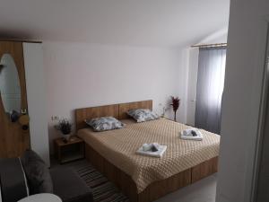 Casa David في Dunavăţu de Sus: غرفة نوم عليها سرير وفوط