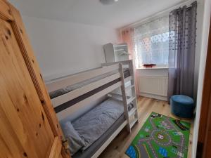 ein kleines Zimmer mit einem Etagenbett in einem Zimmer in der Unterkunft Ferienwohnung Nordseemond in Norden