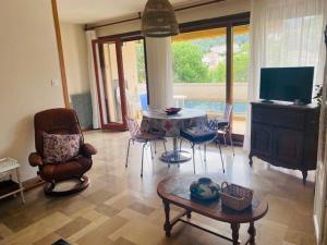 Fotografia z galérie ubytovania Charmant F2** avec Terrasse et Garage - Proche Thermes, Centre-Ville et Wifi - Amélie-les-Bains - FR-1-703-30 v destinácii Amélie-les-Bains-Palalda