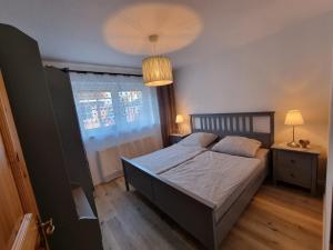 Tempat tidur dalam kamar di Ferienwohnung Nordseemond