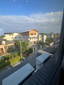uma vista do telhado de um edifício com um autocarro em 北緯23點5度民宿-車位可預訂 em Hualien